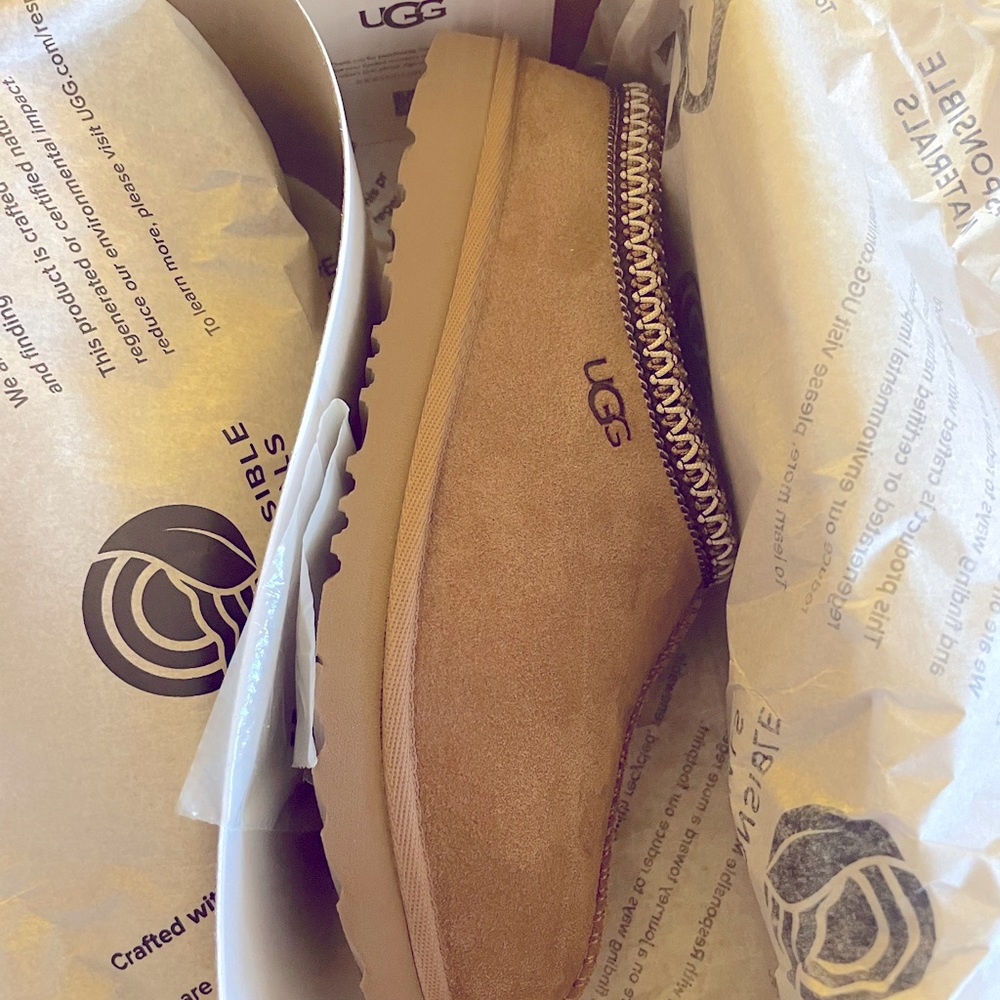 Brand new Ugg Tasman II big kids size US 4 chestnut color.